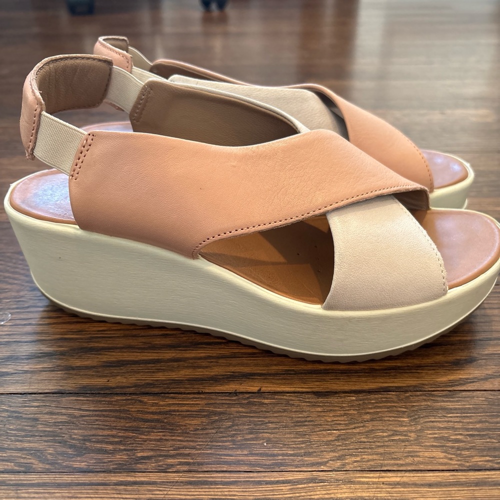 Chic Two-Tone Italian Leather Wedge Sandals - Picture 5 of 6